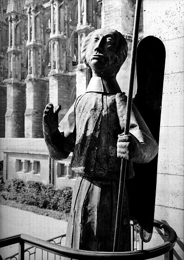 Statue de l'ange girouette en métal doré, déposée sur le Perron de l'aile est