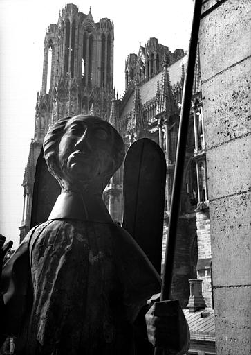 Statue de l'ange girouette en métal doré, déposée sur le Perron de l'aile est