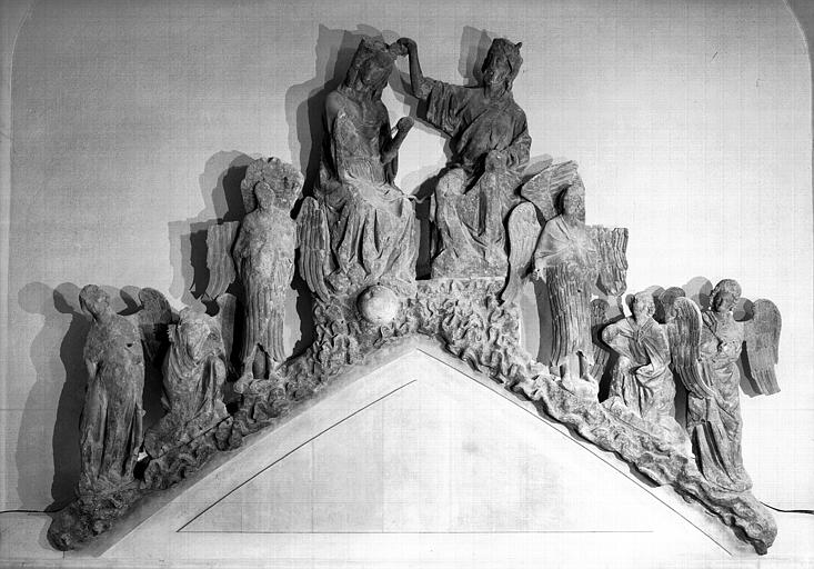 Groupe déposé, en pierre : Le Couronnement de la Vierge, façade ouest de la cathédrale, grand escalier