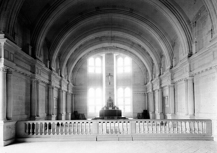 Vue intérieure de la chapelle vers le choeur