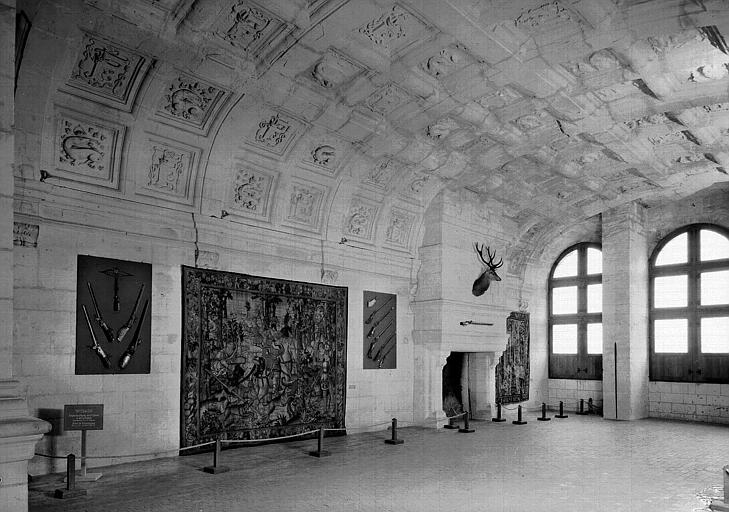 Salle de garde voûtée n° 1 autour de l'escalier central (2e étage du donjon) : Vue d'ensemble vers le côté gauche de la fenêtre