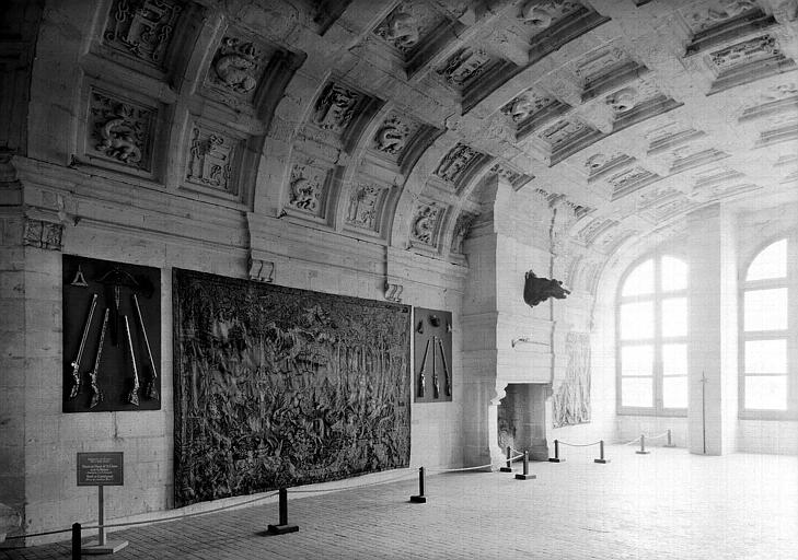 Salle de garde voûtée n° 2 autour de l'escalier central (2e étage du donjon) : Vue d'ensemble vers le côté gauche de la fenêtre