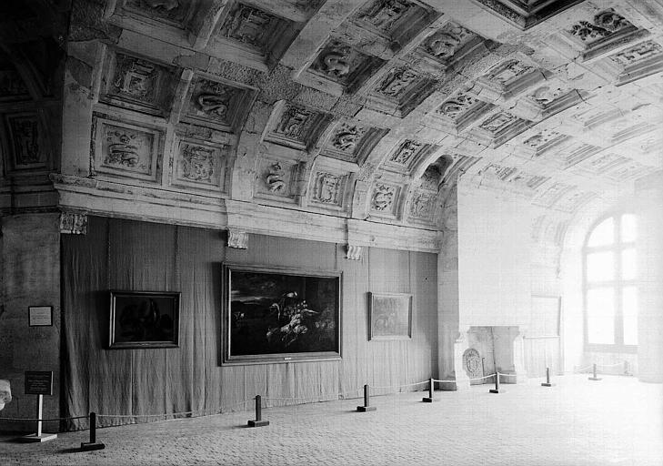 Salle de garde voûtée n° 3 autour de l'escalier central (2e étage du donjon) : Vue d'ensemble vers le côté gauche de la fenêtre