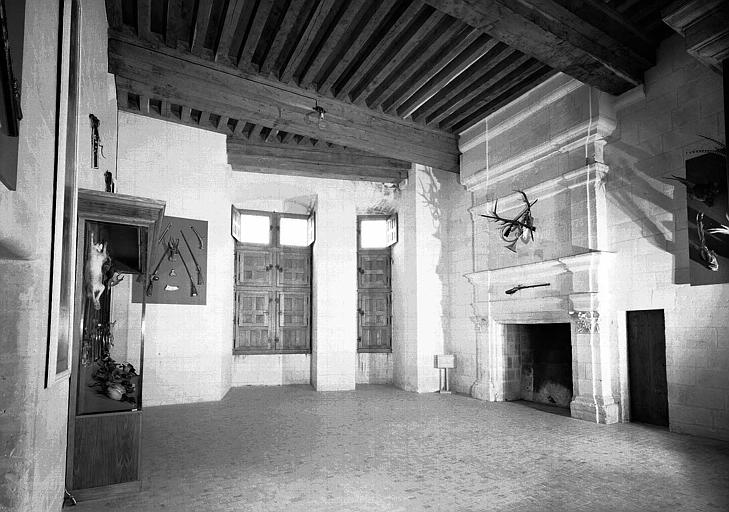 Salle d'armes (2e étage du donjon) : Vue d'ensemble vers la fenêtre et la cheminée