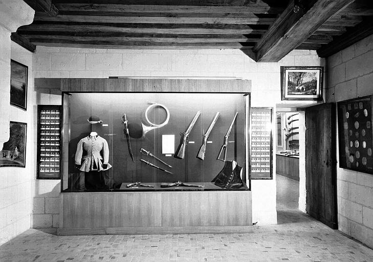 Salle Vennerie (2e étage du donjon) : Vitrine d'objets de chasse