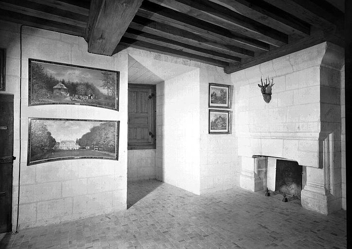 Salle Vennerie (2e étage du donjon) : Vue d'ensemble vers la fenêtre et la cheminée