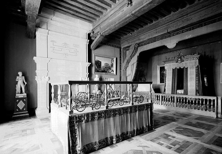 Appartement du Dauphin, fils de Louis XIV décoré à la mémoire du Comte de Chambord, n° 31 (1er étage) : Vue d'ensemble vers la cheminée et l'alcôve