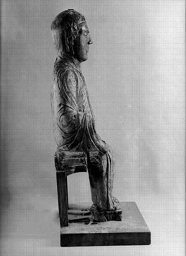 Statue de la Vierge assise, en bois, d'époque romane (profil)