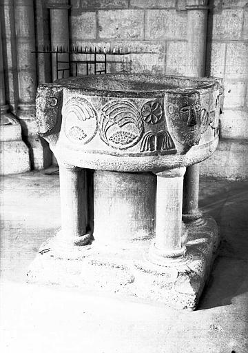 Fonts baptismaux en pierre de Tournai sculptée