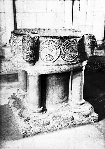 Fonts baptismaux en pierre de Tournai sculptée