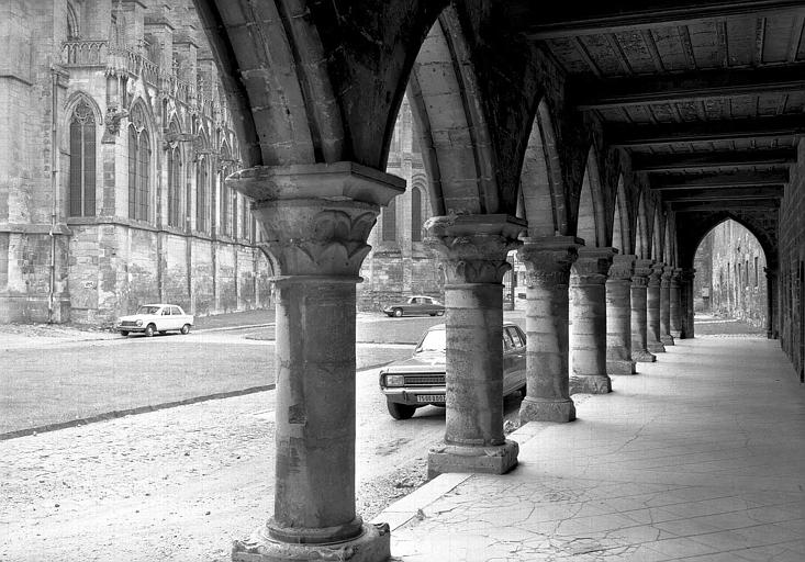 Aile nord sur la cour : Vue intérieure de la galerie vers l'ouest