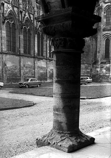 Aile nord sur la cour : Colonne de la galerie