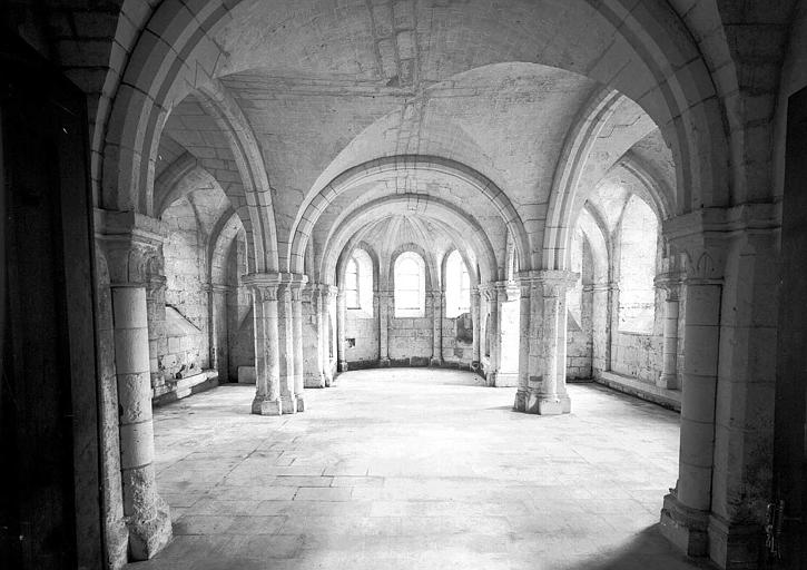 Vue intérieure de la chapelle basse vers l'abside