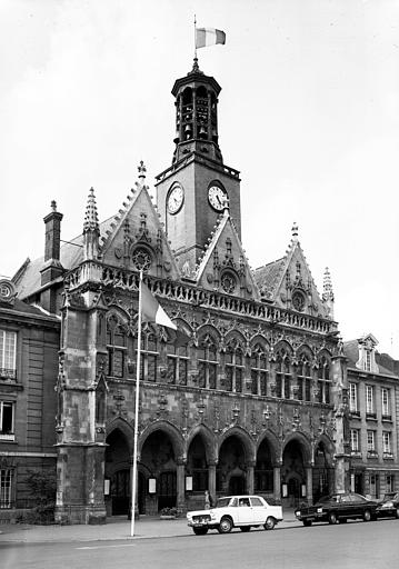 Façade sur la place