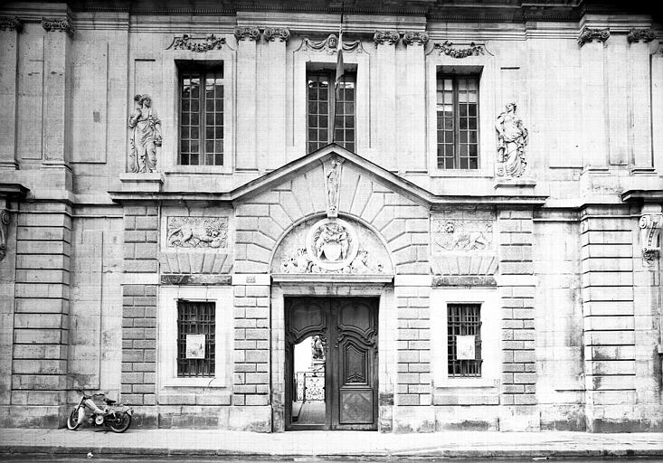 Extérieur, Portail d'entrée de la façade