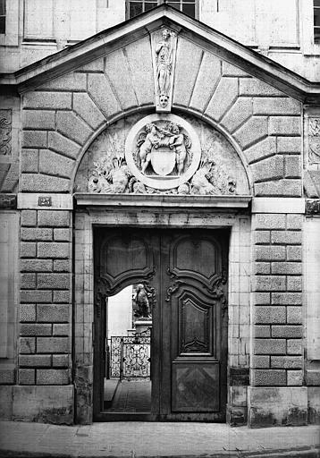 Extérieur, Portail d'entrée de la façade, à la clef une figure de l'Abondance