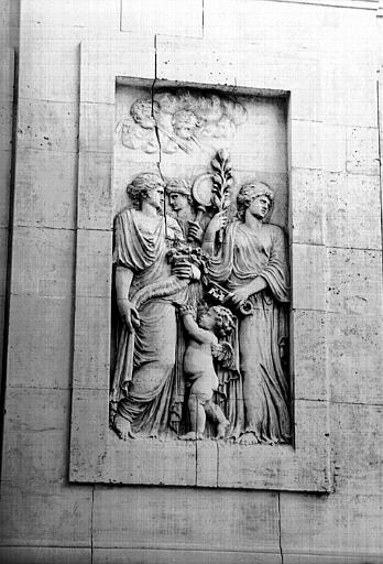 Extérieur, bas-relief en pierre de la façade