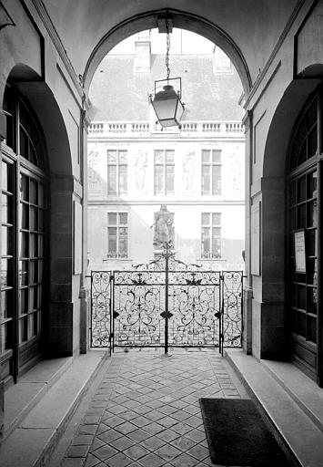 Extérieur, porche d'entrée donnant sur la cour Louis XIV