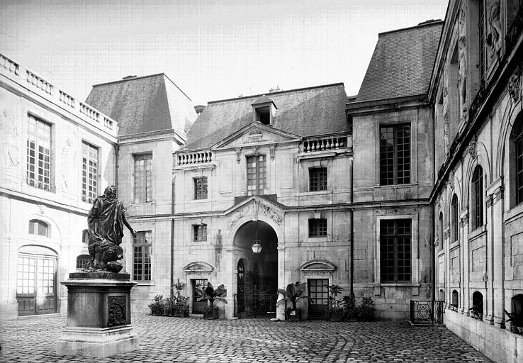 Extérieur, cour Louis XIV vers l'entrée est