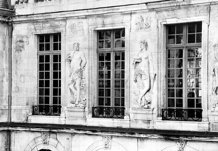 Extérieur de l'aile gauche, bas-relief : Les quatre éléments