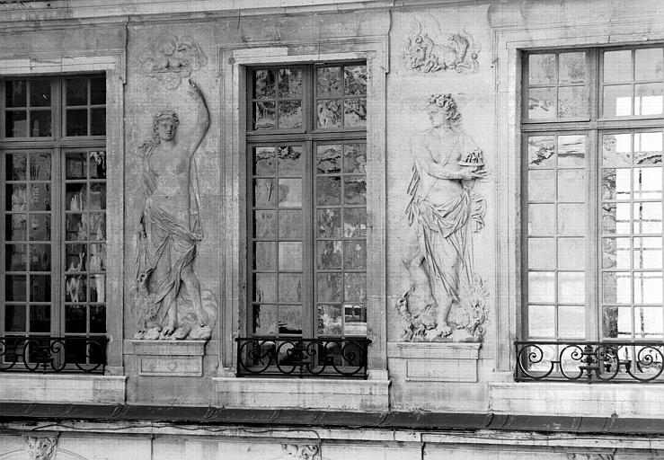 Extérieur de l'aile gauche, bas-relief : Les quatre éléments