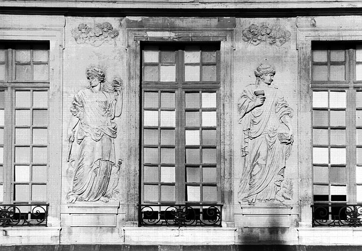 Aile droite extérieure, bas-relief : Junon et Hébé