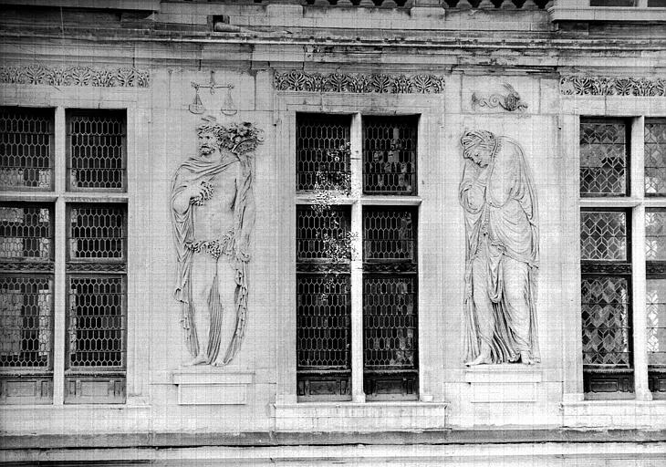 Extérieur du principal corps de logis, bas-relief sculptures des quatre saisons avec les signes du zodiaque : Automne et Hiver