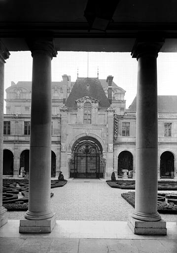 Arc de Nazareth, Henri II, la grille en fer forgé est moderne;Jardins à la Française, vue prise du pavillon de Choiseul