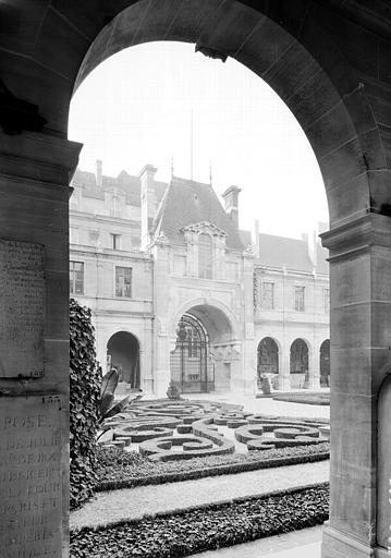 Arc de Nazareth, Henri II, la grille en fer forgé est moderne;Jardins à la Française, vue prise du pavillon de Choiseul