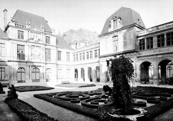 Jardin à la Française avec à gauche le pavillon des Drapiers et à droite le pavillon de Choiseul