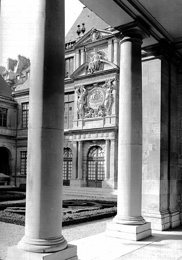 Les sculptures représentent la ville de Paris commerçante et ses armoiries entre deux grandes cariatides, pavillon des Drapiers