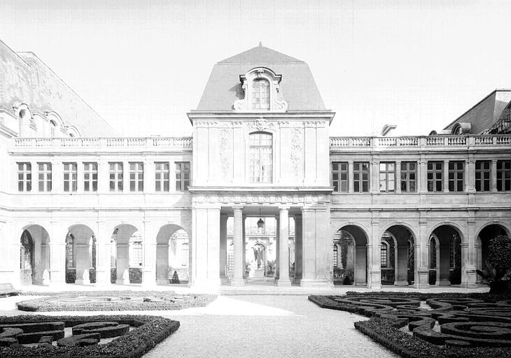 Le pavillon de Choiseul en face de l'Arc de Nazareth