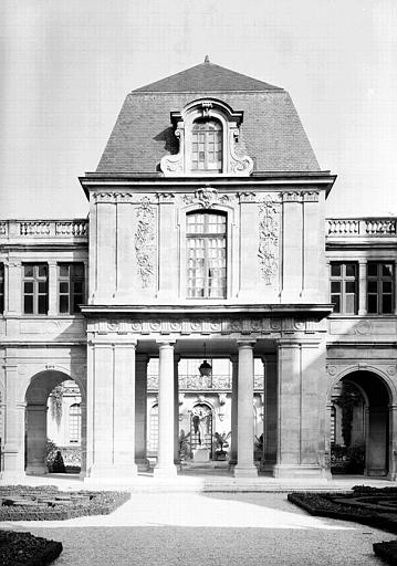 Le pavillon de Choiseul en face de l'Arc de Nazareth