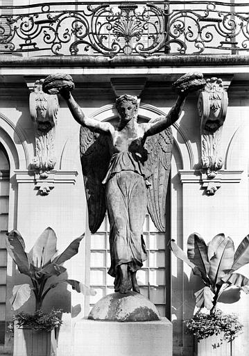 Statue de la victoire en plomb doré, cour neuve