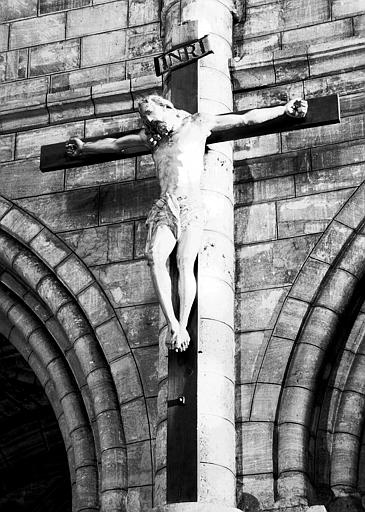 Statue du Christ en croix, en bois