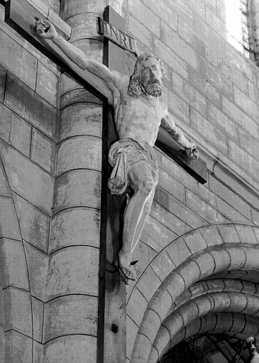 Statue du Christ en croix, en bois