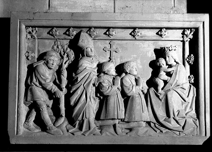 Bas-relief en pierre d'un petit monument commémoratif : Vierge à l'Enfant adorée par deux donateurs - © Ministère de la Culture (France), Médiathèque du patrimoine et de la photographie, diffusion RMN-GP