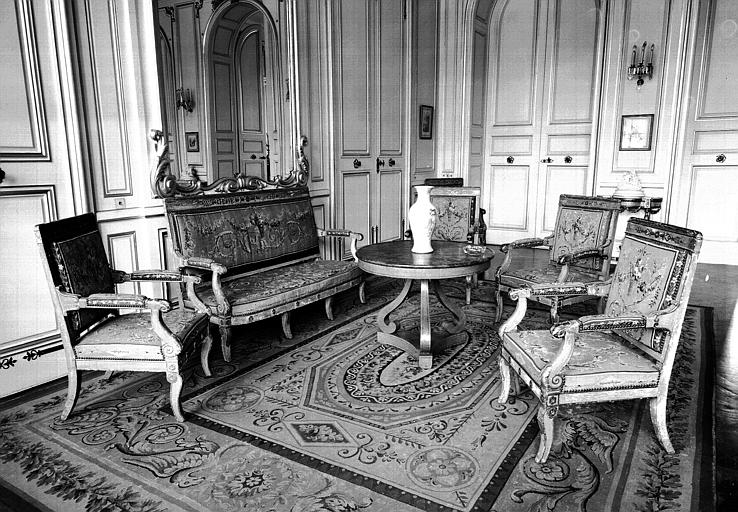 Mobilier de salon en bois laqué de blanc et doré avec garnitures de tapisserie de Beauvais, époque Charles X - © Ministère de la Culture (France), Médiathèque du patrimoine et de la photographie, diffusion RMN-GP