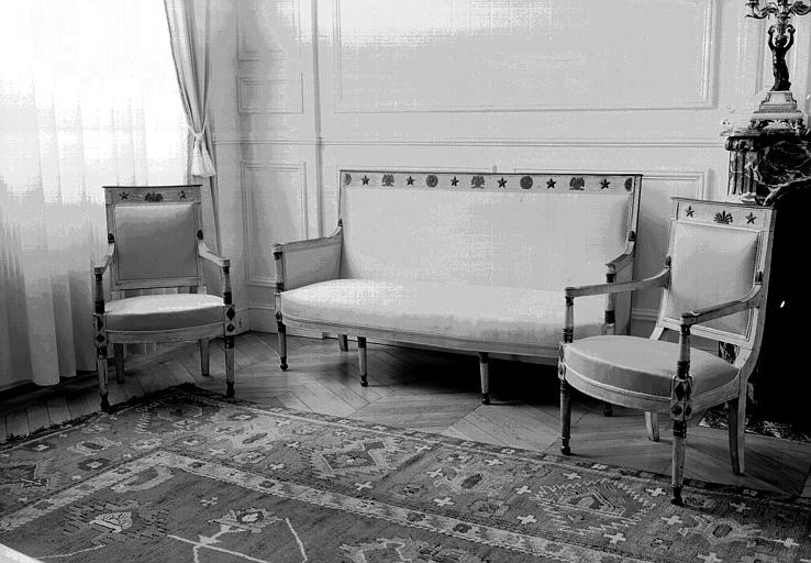 Deux fauteuils et un canapé en bois peint décorés d'étoiles et de palmettes - © Ministère de la Culture (France), Médiathèque du patrimoine et de la photographie, diffusion RMN-GP