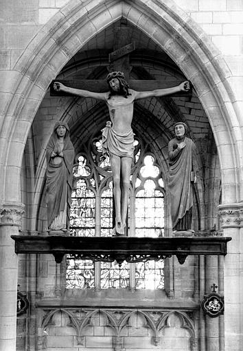 Trois statues en bois fin : Christ en croix, la Vierge, saint Jean, calvaire