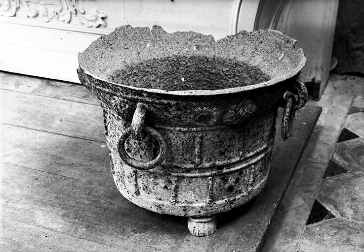 Cuve baptismale en fonte de fer - © Ministère de la Culture (France), Médiathèque du patrimoine et de la photographie, diffusion RMN-GP