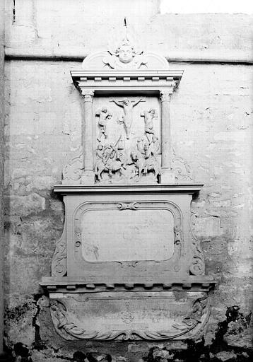 Petit monument funéraire en pierre avec Crucifixion en relief