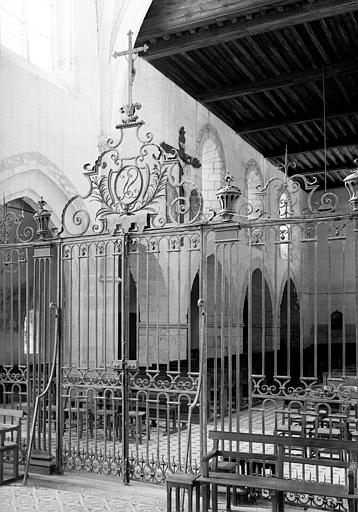 Intérieur, grille du choeur en fer forgé et abside