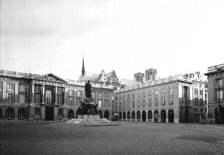 Vue d'ensemble : Angle sud. Façades de la sous-préfecture et de l'ancien hôtel des Fermes