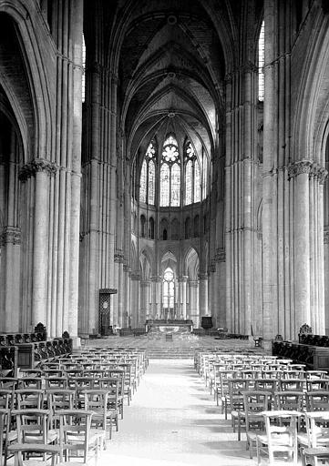 Vue intérieure de la croisée vers le choeur