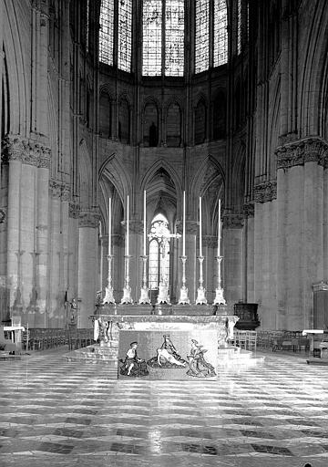 Vue intérieure du rond-point du choeur vers l'est