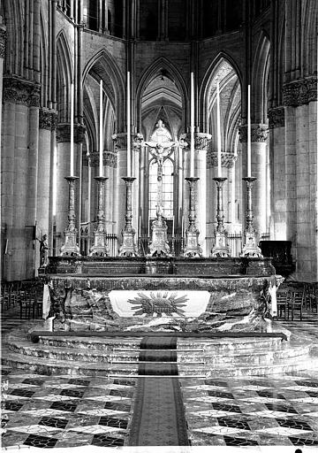 Vue intérieure du choeur : Maître-autel en marbre rouge et vert