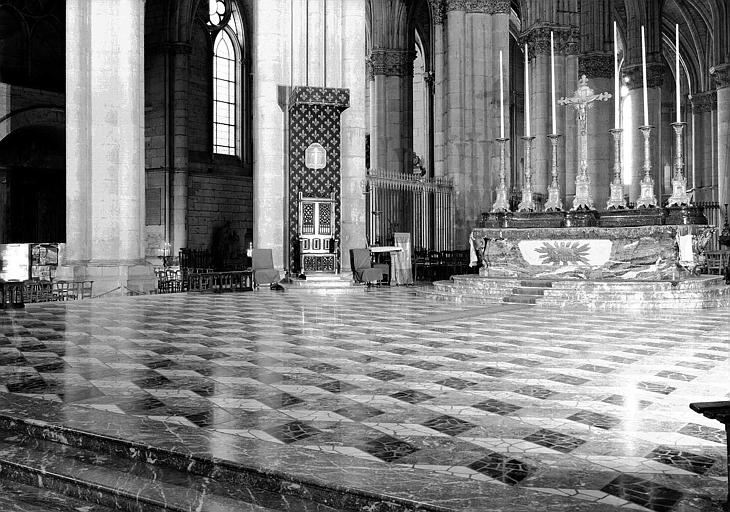 Vue intérieure du choeur : Pavage en marbre