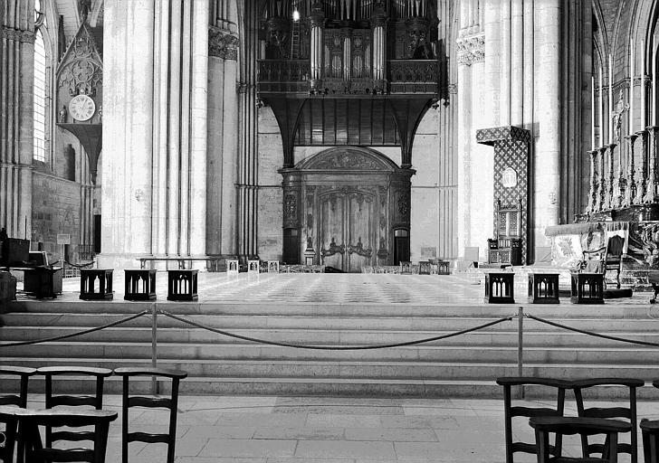 Vue intérieure de la croisée du transept. Emmarchement latéral du choeur