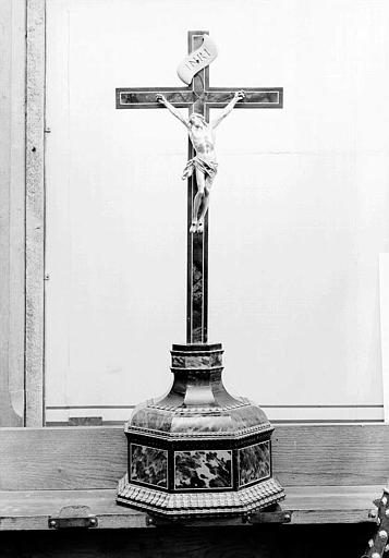 Crucifix pédiculé : Christ en ivoire sur croix et pied de chêne et d'écaille